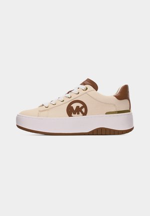 Zapatilla beige y marrón con suela blanca gruesa, cordones blancos y logo circular de MK en el lateral, vista de perfil sobre un fondo liso.