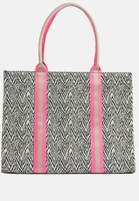 Černobílá taška na rameno se vzorem cikcak a růžovo-béžovými pruhovanými rukojeťmi. Texturovaná látka s pevně tvarovaným obdélníkovým tvarem.