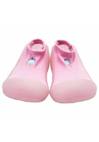 Zapatillas rosas sin cordones con una parte superior de punto texturizado, que presentan un pequeño diseño bordado de un cucurucho de helado en la parte frontal y una suela de goma lisa.