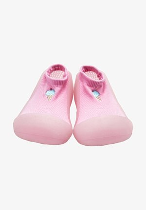 Zapatillas rosas sin cordones con una parte superior de punto texturizado, que presentan un pequeño diseño bordado de un cucurucho de helado en la parte frontal y una suela de goma lisa.