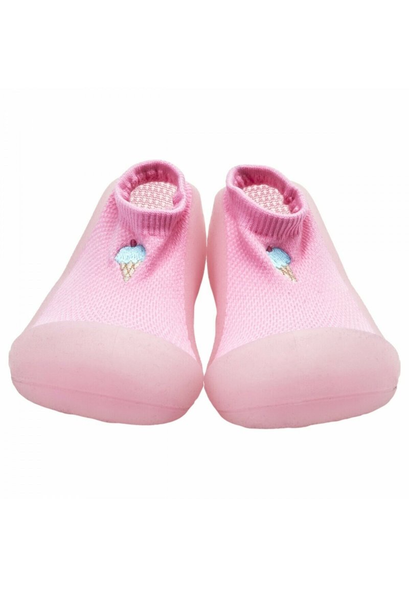 Zapatillas rosas sin cordones con una parte superior de punto texturizado, que presentan un pequeño diseño bordado de un cucurucho de helado en la parte frontal y una suela de goma lisa.