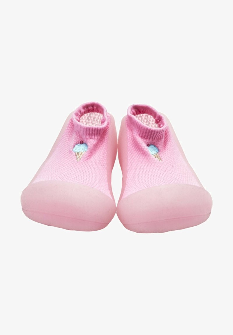 Zapatillas rosas sin cordones con una parte superior de punto texturizado, que presentan un pequeño diseño bordado de un cucurucho de helado en la parte frontal y una suela de goma lisa.