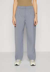 Lichtgrijze op maat gemaakte broek met een rechte pasvorm, gemaakt van gladde stof, met zijzakken en subtiele plooidetails aan de voorkant.