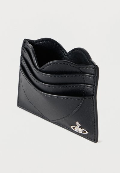 Μαύρη δερμάτινη θήκη καρτών με κυματοειδές επάνω άκρο, πολλαπλές θήκες για κάρτες και ένα μικρό ασημένιο διακοσμητικό στη μία πλευρά. Λείο υφή.