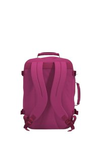 Zaino viola con spallacci imbottiti, maniglia superiore e scompartimenti con zip. Realizzato in tessuto durevole con una finitura testurizzata.