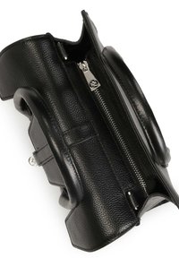 Čierna kabelka z textúrovaného koženého materiálu s hornými rukoväťami, otvoreným zipsovým priečinkom a detailmi strieborného zipsového sťahovača.