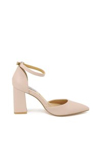 Scarpa con tacchi alti beige, punta affusolata, tacco a blocco e cinturino alla caviglia. Realizzata in materiale liscio con un design semplice e pulito.