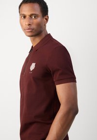Antony Morato SLIM FIT WITH RUBBER INJECTION PRINT PATCH EFFECT - Poloshirts - dark cherry