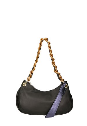Borsa a mano in pelle nera con forma arrotondata, tracolla in catena intrecciata color oro e un'evidente accentuatura blu lucido sul lato. Presenta accessori in tonalità oro.