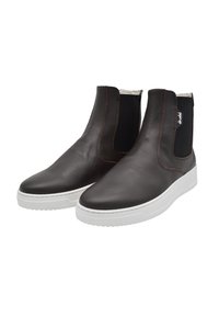Botas de tobillo de cuero marrón con paneles laterales elásticos, suelas de goma blanca en contraste y acabado texturizado. Diseño de punta redondeada.