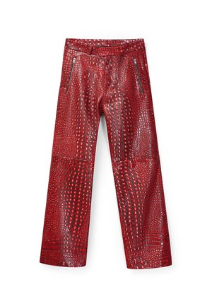 Pantalon rouge en simili cuir crocodile avec jambes droites et poches zippées à l'avant, présenté à plat sur un fond blanc.