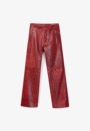 Pantalon rouge en simili cuir crocodile avec jambes droites et poches zippées à l'avant, présenté à plat sur un fond blanc.