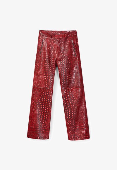 Pantalon rouge en simili cuir crocodile avec jambes droites et poches zippées à l'avant, présenté à plat sur un fond blanc.