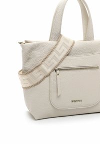 Bolso de mano de cuero beige con un acabado texturizado, que presenta un bolsillo delantero, cremallera dorada y una correa con un patrón geométrico. Diseño duradero para uso diario.