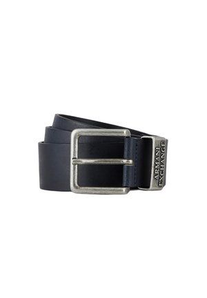 Ceinture en cuir bleu marine avec une boucle rectangulaire en ton argent et un logo embossé. Fini lisse avec un design classique pour un port polyvalent.