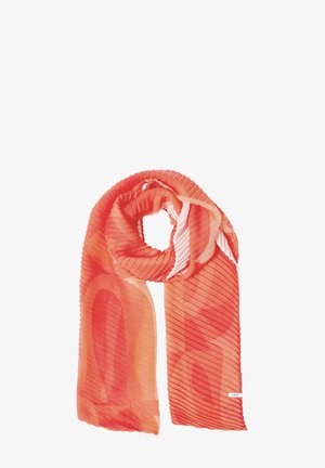 Lichte koraalsjaal met diagonale plooien en abstracte donkerdere koraalpatronen, losjes omgevouwen met het merkembleem aan één uiteinde genaaid.