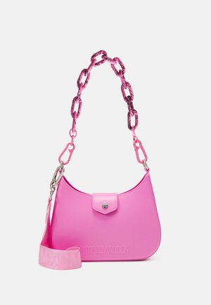 Sac à épaule rose avec logo "Steve Madden" en relief, fermoir rabattable, bandoulière chaîne épaisse et bandoulière en tissu de marque supplémentaire sur fond blanc.