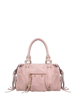 Sac à main en cuir rose clair avec deux poignées, poche avant zippée, sangles décoratives, clous métalliques et détails à pampilles sur les côtés.