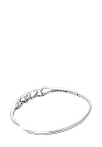 Bracciale rigido in argento con design a cerchi intrecciati su un lato, che presenta piccole pietre scure incastonate, su sfondo bianco.