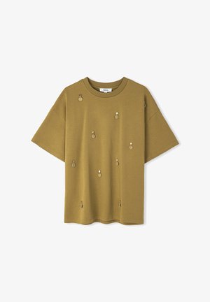 Oliwkowa bawełniana koszulka z krótkim rękawem, z okrągłymi metalowymi detalami rozsianymi na przodzie. Okrągły dekolt i luźny krój.