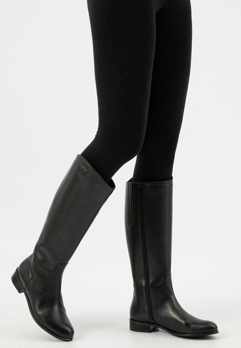 Stivali neri in pelle fino al ginocchio con una finitura liscia, cerniera laterale e tacco basso, dotati di punta rotonda e minime accentuazioni in metallo.