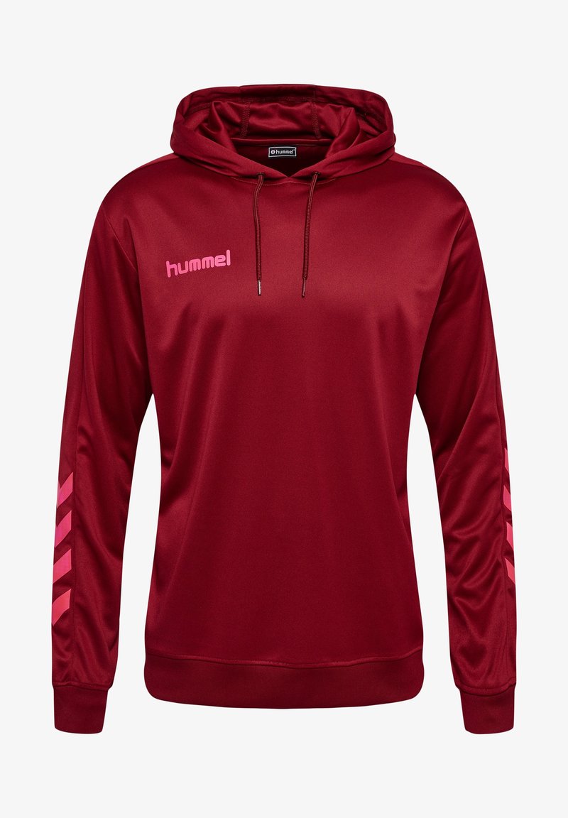 Sudadera con capucha roja hecha de tejido suave. Presenta un logo rosa en el pecho y detalles en forma de chevron rosa en las mangas. Capucha con cordón.