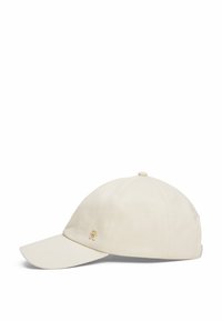 Cappello beige con visiera curva, realizzato in tessuto testurizzato. Presenta un piccolo logo dorato sulla parte anteriore e un bottone in cima.