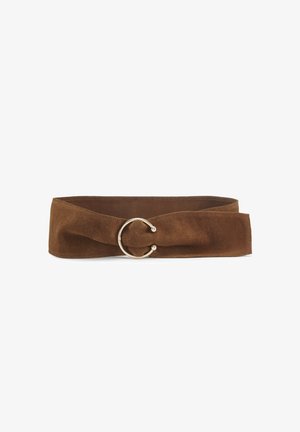 Breiter brauner Wildledergürtel mit großer runder goldener Schnalle, flach auf weißem Hintergrund dargestellt.