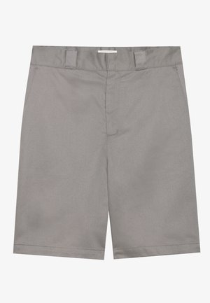 Szürke rövidnadrág sima textúrával, lapos elülső résszel, két oldalsó zsebbel, övbujtókkal és egyetlen elülső varrással. Szabályos hosszúságú.