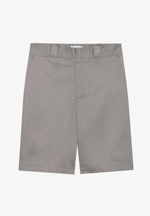 Szürke rövidnadrág sima textúrával, lapos elülső résszel, két oldalsó zsebbel, övbujtókkal és egyetlen elülső varrással. Szabályos hosszúságú.