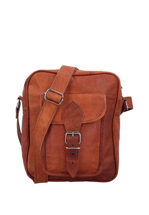 Borsa a tracolla in pelle marrone con tasca frontale con fibbia e tracolla regolabile, mostrata su sfondo bianco.