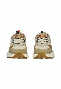Sneaker mit einer Kombination aus Creme-, Tan- und grünen Wildleder, texturierten Gummisohlen, leuchtend orangefarbenen Schnürsenkeln und blauen Akzenten.