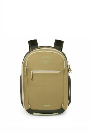 Sac à dos Osprey Daylite beige et vert olive avec poche zippée à l’avant et bretelles rembourrées sur fond blanc.