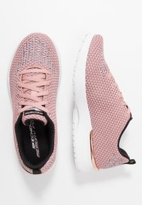 Rosa mesh-sneakers med en texturerad stickad ovandel, vit sula och en metallisk roséguldaccent på hälen. Har snörning.