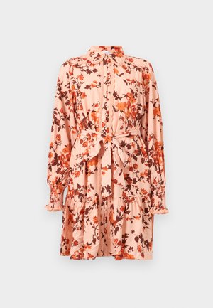 Robe longue à manches longues rose clair avec imprimé floral orange, col et poignets à volants, fermeture boutonnée devant, et ceinture en tissu à nouer à la taille.