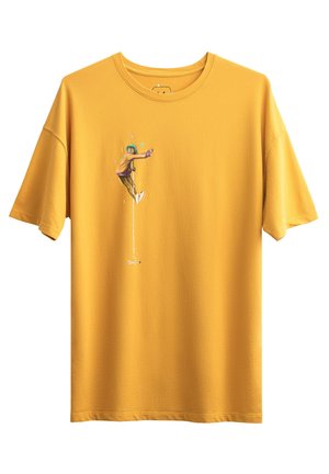 T-shirt di cotone gialla a maniche corte, con un divertente design stampato che raffigura una persona che scala e accenti colorati.