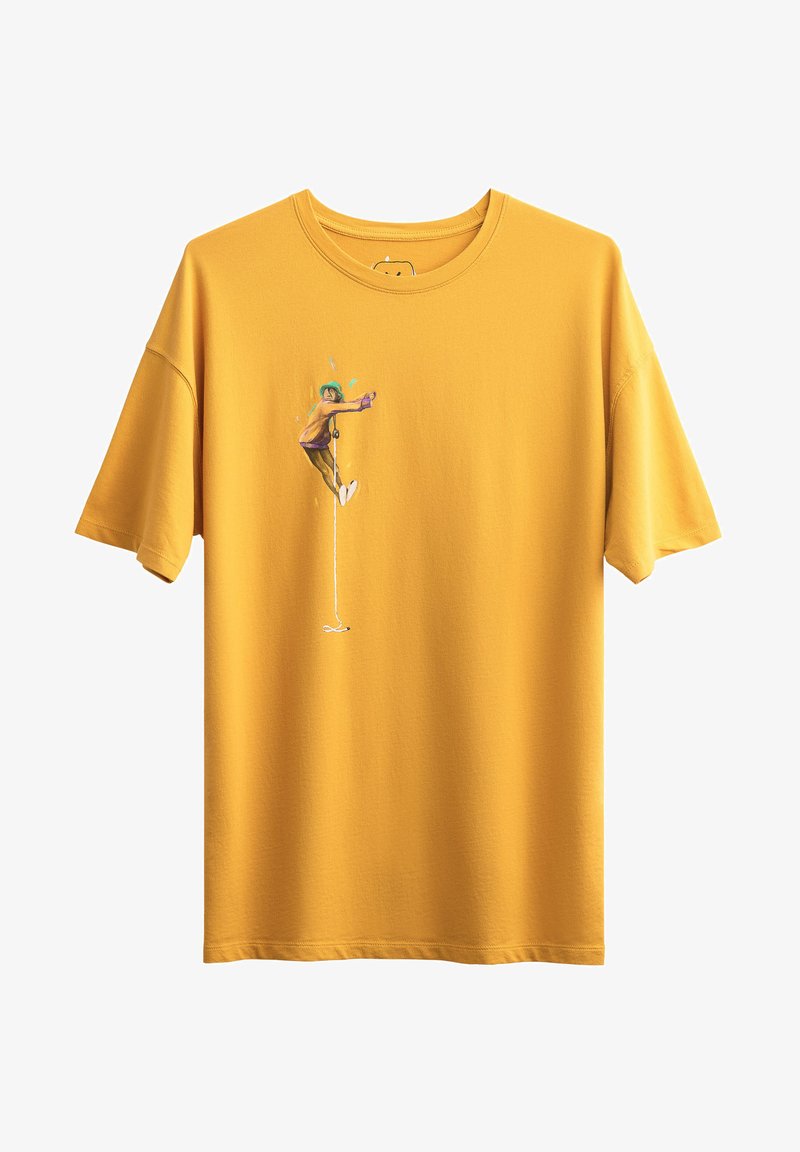 T-shirt en coton jaune à manches courtes, présentant un design imprimé ludique d'une personne en train d'escalader et des accents colorés.