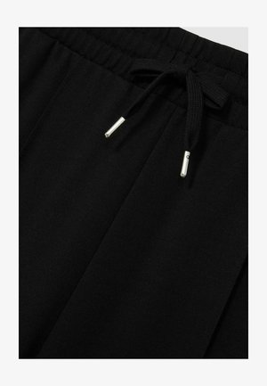 Schwarze Jogginghosen mit einem elastischen Bund und einem Kordelzug mit metallischen Enden. Glattes Material mit einfacher Textur und ohne Muster.
