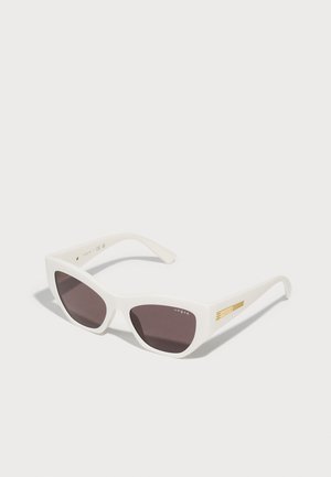 Ochelari de soare din plastic alb cu lentile întunecate, formă unghiulară de tip cat-eye, accente aurii pe tâmplă, cu logo-ul "vogue" în argint.