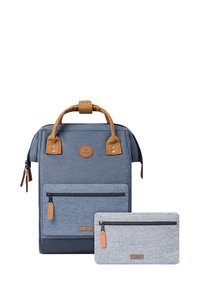 Blauer Stoff-Rucksack mit braunen Lederakzenten, einem Reißverschluss-Vorderfach, einem gepolsterten Griff und einer passenden grauen Reißverschlusstasche.