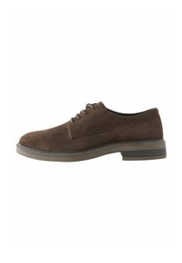 Chaussure habillée en daim marron avec un bout arrondi, un laçage et une semelle de couleur claire contrastante avec un motif de traction subtil.