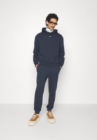 HUGO TRACKSUIT DAPODAYOTE - Melegítő - dark blue