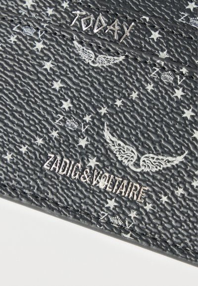 Μαύρο δερμάτινο με υφή, με άσπρα αστέρια, κορώνες, φτερά και το κείμενο «TODAY» και «ZADIG & VOLTAIRE» σε ανάγλυφη ασημί εκτύπωση.