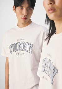 Tommy Jeans VARSITY TEE UNISEX - Camiseta estampada - ancient white