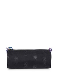 Zwart etui met een gladde textuur en subtiele logoprint. Voorzien van een ritssluiting en een kleurrijk gestreept trekkoord. Afmetingen zijn langgerekt.