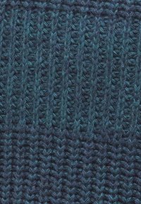 Κυρτές υφαντές ύφασμα σε διάφορες αποχρώσεις του μπλε και του τιρκουάζ, με ραβδωτή υφή και διακριτά κατακόρυφα και ζιγκ-ζαγκ μοτίβα. Ελαφρύ και απαλό.