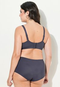 Dunkelgraues Dessous-Set mit einem BH mit verstellbaren Trägern und Hakenverschluss, kombiniert mit einem hochgeschnittenen Slip; glatte Textur.