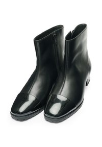 Zwarte enkellaarzen van soepel leer met een glanzende gepatineerde neus, zijritsen en duurzame rubberen zolen.