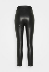 Svart faux läderleggings med hög midja, tapered ben och dragkedjedetaljer i fållen. Slät textur med en blank yta.