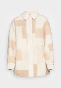 Fleece shirt jack in crèmekleur en beige met geometrische patches, kraag, knopenlijst en manchet mouwen. Zachte, textuur oppervlak.